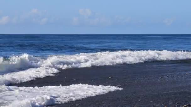 Kamiennej Plaży Przed Oczami Ciągła Fala Toczenia Malowniczy Krajobraz Morski — Wideo stockowe