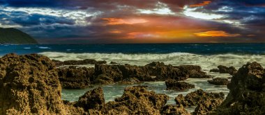 Göz kamaştırıcı, muhteşem manzara ve güzel kayalık sahil manzaralı bulutlu gökyüzü manzaralı bir manzara oluşturuyor. Kenting Ulusal Parkı, Tayvan 'da yüksek kaliteli fotoğrafçılık. Markalaşma, takvim, kartpostal, ekran kaydı, duvar kağıdı, poster, afiş, kapak, web sitesi.