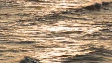 Altın deniz, azgın dalgalar ve gün batımında ışıldayan sular. Kaohsiung Limanı, Tayvan 'da büyüleyici ışık gölgesi ve şok edici dalga spreyi fotoğrafı. Yüksek açı görüntüsü yakın. Orta Telephoto lensi..