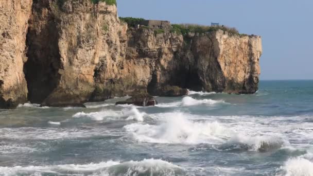 巨浪冲击着岸边的岩石 汹涌澎湃的海浪 跳跃的浪花 在浩瀚的海面上飞舞 遗憾的是 在4K高角度的西津高雄台湾拍摄了动人的风景电影 中型Telephoto镜头 — 图库视频影像