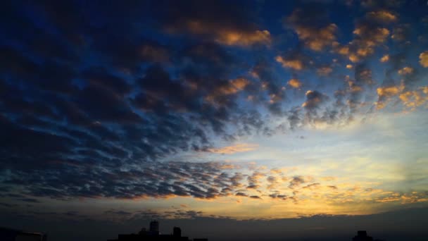 Протягом Блюзової Години Сходу Сонця Хмари Літають Над Містом Широкі — стокове відео
