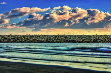 Büyüleyici sarı gökyüzü bulutu ve günbatımında geniş taştan deniz manzarası, Cijin, Kaohsiung, Tayvan, markalaşma, takvim, kartpostal, ekran koruyucusu, duvar kağıdı, poster, afiş, kapak, web sitesi.