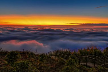  Büyüleyici bulut denizi ve manzaralı dağ manzarası, gün batımında fantezi manzarası. Markalaşma, takvim, kartpostal, ekran tasarrufu, duvar kağıdı, poster, afiş, kapak, yüksek kaliteli fotoğraf sitesi.