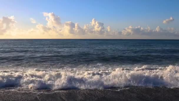 Волны Бьющиеся Против Ветра Свирепый Падающий Вид Волны Голубое Небо — стоковое видео