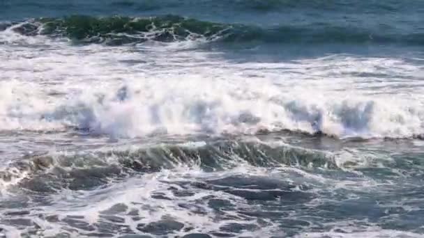 Хвилі Падають Проти Вітру Фрайс Хвилястий Вид Сцена Стрибків Розпилювача — стокове відео