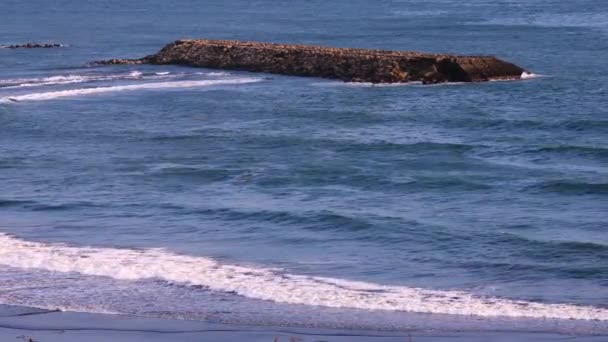 Між Пляжною Проривною Водою Безперервна Хвиля Прокату Мальовничий Морський Пейзаж — стокове відео
