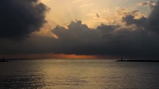 Sonnenuntergang Auf Meeresspiegel Ständig Wechselnde Aufwirbelnde Malerische Wolkensicht Schöne Himmelslicht — Stockvideo