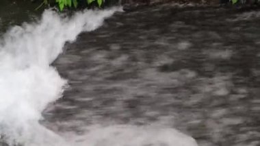 Rezervuar çıkışındaki hızlı su akışını kapat. Fotoğraf Laiyi Kasabası Pingtung İlçesi Tayvan 'da, 4K. Pan kamera çalışması, yüksek açı görünümü, orta telefon lensi.