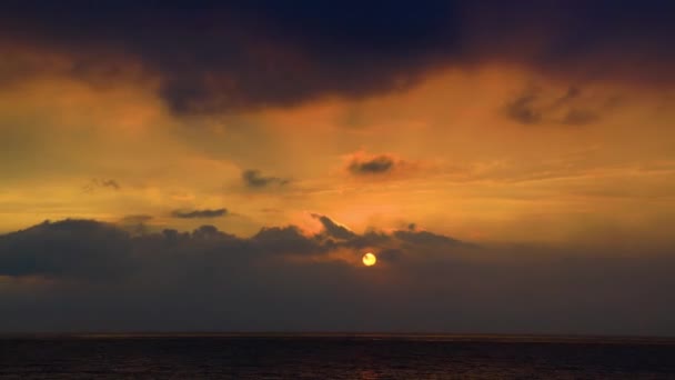 Ηλιοβασίλεμα Στο Επίπεδο Του Θαλασσινού Νερού Συνεχώς Μεταβαλλόμενα Γραφικά Σύννεφα — Αρχείο Βίντεο