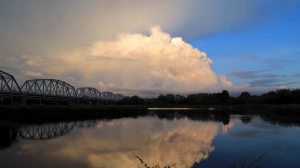 Ciel Panoramique Nuages Gonflants Constante Évolution Volent Travers Large Lac — Video