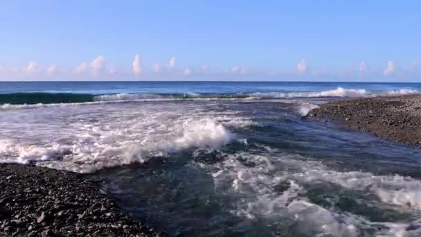 Mavi Bulutlu Gökyüzü Dalgalar Fierce Sahilindeki Derenin Çıkışını Vurdu Dalgalı — Stok video