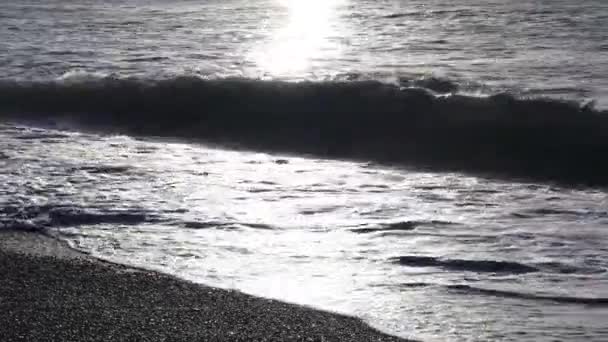 Nahaufnahme Von Wellen Die Bei Sonnenuntergang Gegen Den Wind Krachen — Stockvideo