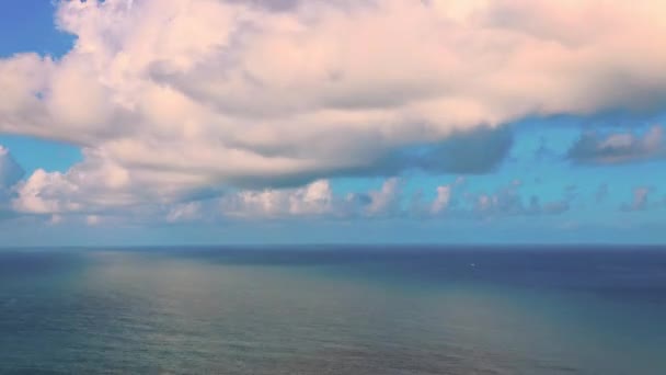 Перед Вами Хвилясті Постійно Мінливі Хмари Літають Через Море Широке — стокове відео