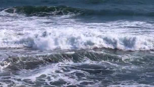 바람에 대하여 충돌하는 Fierce 공중파 뛰어오르는 장면은 광대한 바다에 있습니다 — 비디오