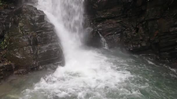 Крупним Планом Красиві Хвилі Глибокому Басейні Внизу Водоспаду Фон Скелястий — стокове відео