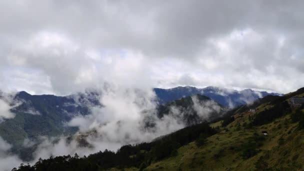 你眼前令人惊讶的云雾 青山蓝天顶上汹涌起伏的云海 形成了一幅风景秀丽的风景 合欢山太湖高质量的视频摄影 4K级 广角镜头 — 图库视频影像