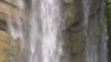 Şelalenin ortasındaki geniş akıntıdaki dalgaları kapatın. Akan su, güçlü bir etki, manzaralı bir sahne oluşturur. Dabu, Chiayi County, Tayvan 'da yüksek açılı fotoğrafçılık. 4K Gerçek zamanlı.