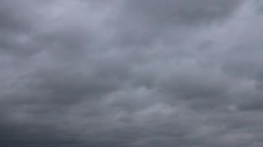 Günbegün. Kasırgadan önce hızla öne doğru ilerleyen koyu mavi bulutlar. Chiayi City, Tayvan 'da yüksek kalitede siyah gökyüzü video fotoğrafçılığı. Zaman aşımı. 4 bin. Düşük açı. Doğal ışık..