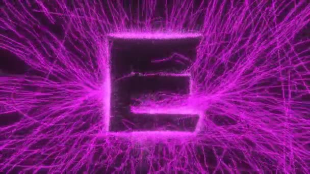 黒い背景の上に曲線とスパークでネオン電界を輝かせる手紙Eが明らかに — ストック動画
