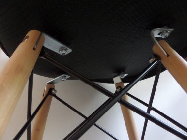 Metal saplı eski ahşap sandalye