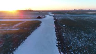 Traktör ve Gündoğumuyla Donmuş Kanallar, Friesland, Hollanda, 4K Drone Görüntüleri