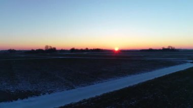 Donmuş Kanallar Gündoğumu Alçak, Friesland, Hollanda, 4K İHA Görüntüleri