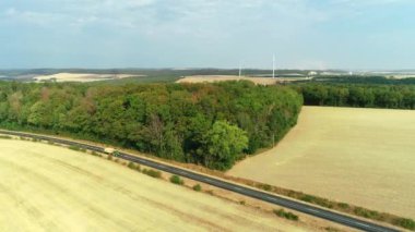 Yoldaki Traktör Taşıyıcı Samanlık Etrafı Kurumuş Tarlalarla çevrili Haute Marne, Fransa 4K Drone Görüntüleri