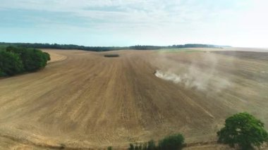 Traktör Tarlasında Soldan Uçan Toz İzi Haute Marne, Fransa 4K Drone Görüntüsü