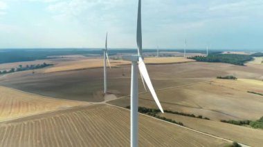 Kurumuş Tarlalarda Rüzgar Türbini Çemberi, Uzun Atış Haute Marne, Fransa 4K İHA Görüntüleri