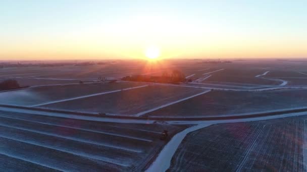 Trattore Frozen Landscape Panoramica Frisia Paesi Bassi Drone Footage — Video Stock