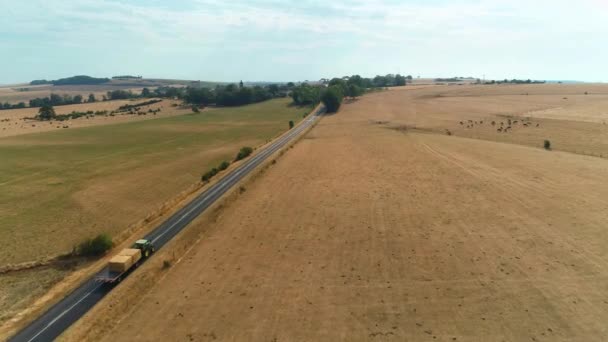 Tractor Moviendo Haystack Carretera Rodeada Campos Secos Haute Marne Francia — Vídeos de Stock