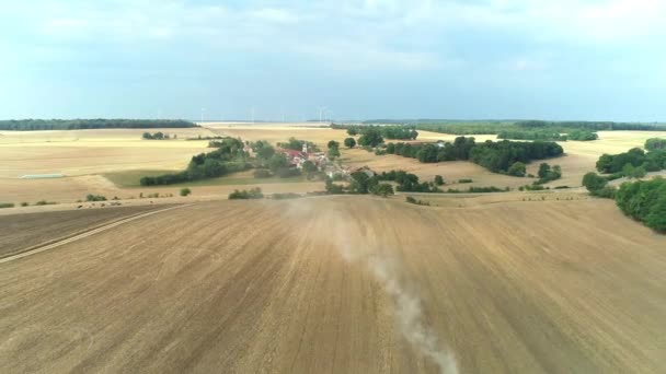 Трактор Посухостійкому Полі Залишаючи Пилову Стежку Верхнє Марне Франція Drone — стокове відео