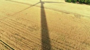 Bir Rüzgâr Türbininin Gölgesini Açığa Çıkarmak Hala Bıçaklar - Fransa 4K İHA Görüntüleri