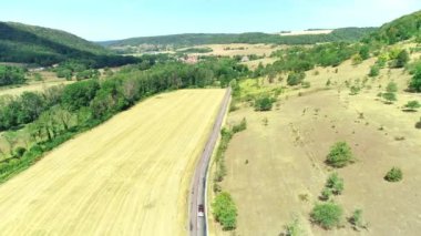 Kuru Tarlalar Arasındaki Yol 'da Bisikletçileri Sollayan Araç - Haute Marne, Fransa 4K Drone Görüntüleri