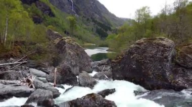 Nehir Şelaleleri Arasında Kayalar Arasında Uçmak, Güzel Düşük Çekim - Flm, Norveç 2.7K Hava Görüntüsü
