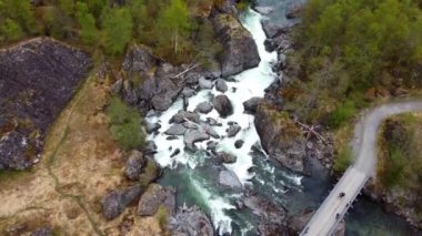 Rjoandefossen Sonu Flimselvi Nehri 'nde, Tilt Up Shot - Flm, Norveç 2.7K Hava Görüntüsü