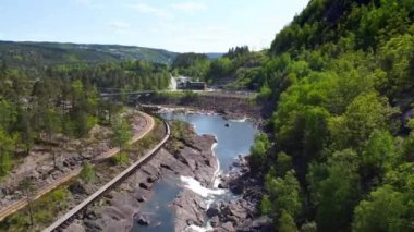 Dynamic shot Lumber Slide, Steinsfoss Elektrik Santrali, River Otra ve Bridge - Grovane, Norveç 2.7K Hava Görüntüleri