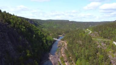 Norveç Kereste Kaydırağı Köprü ve Tren Rayları, İniş - Grovane, Norveç 2.7K Hava Görüntüleri