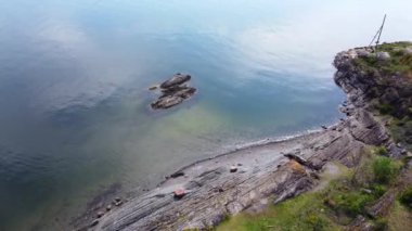 Rocky Sahili 'nde Küçük Norveç Adasının Sanatsal Çekimi - Oslo, Norveç 2.7K Hava Görüntüsü