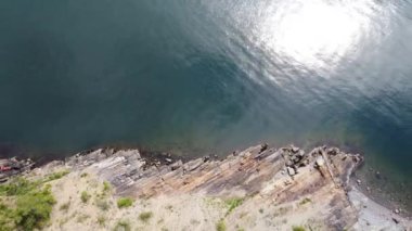 Oslo Adası Rambergya Soyut Rocky Shale Plajı İki Kişiyle - Oslo, Norveç 2.7K Hava Görüntüleri