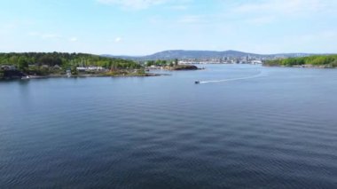 Engellenen Sürat Teknesi Köpüklü Dalgaların İzini Bırakıyor, Aksiyon Çekimi - Oslo, Norveç 2.7K Hava Görüntüsü