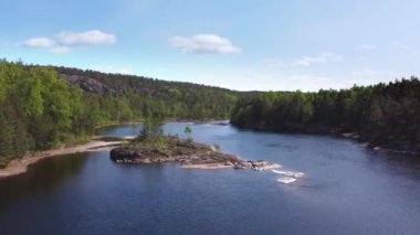 Norveç Nehri 'nde Ağaçları olan Küçük Rocky Adası - Grovane, Norveç 2.7K Hava Görüntüsü