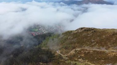 Bergen Bulutların Altında Gizli, Ulriken Dağı - Norveç 2.7K Hava Görüntüsü 