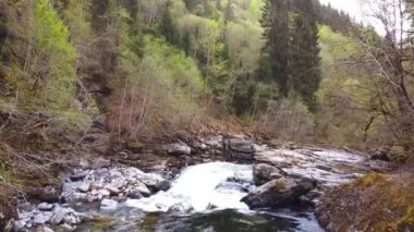 Bordalsgjelet Vadisi 'ndeki Hızlı Sular Gjoni Nehri' ne akıyor - Norveç 2.7K Hava Görüntüsü