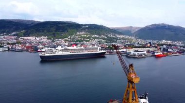 Bergen Limanı 'nda Sarı Turna ile Gemi Kraliçesi Mary 2 Norveç 2.7K Hava Görüntüleri