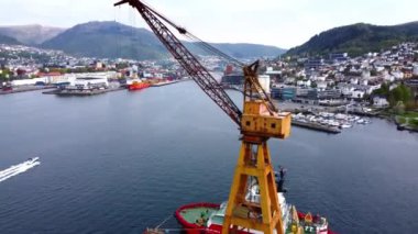 Kraliçe Mary 2 'nin Dinamik Çekimi, Harbor Crane ve bir sürat teknesi - Bergen, Norveç 2.7K Hava Görüntüsü