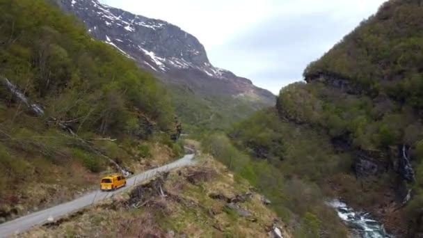 イエローバン フロムへの小さな景観の道を旅する ノルウェー 航空のフッテージ — ストック動画