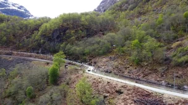 Drie Gele Vans Die Flmsbana Treinrails Oversteken Naar Flm Noorwegen — Stockvideo