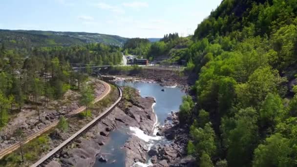 挪威Grovane Steinsfoss电站 Otra河和桥 动态射中的木材滑块2 — 图库视频影像