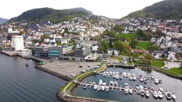 Bergen Haven Met Kleine Boten Laksevg Buurt Noorwegen Luchtfoto — Stockvideo